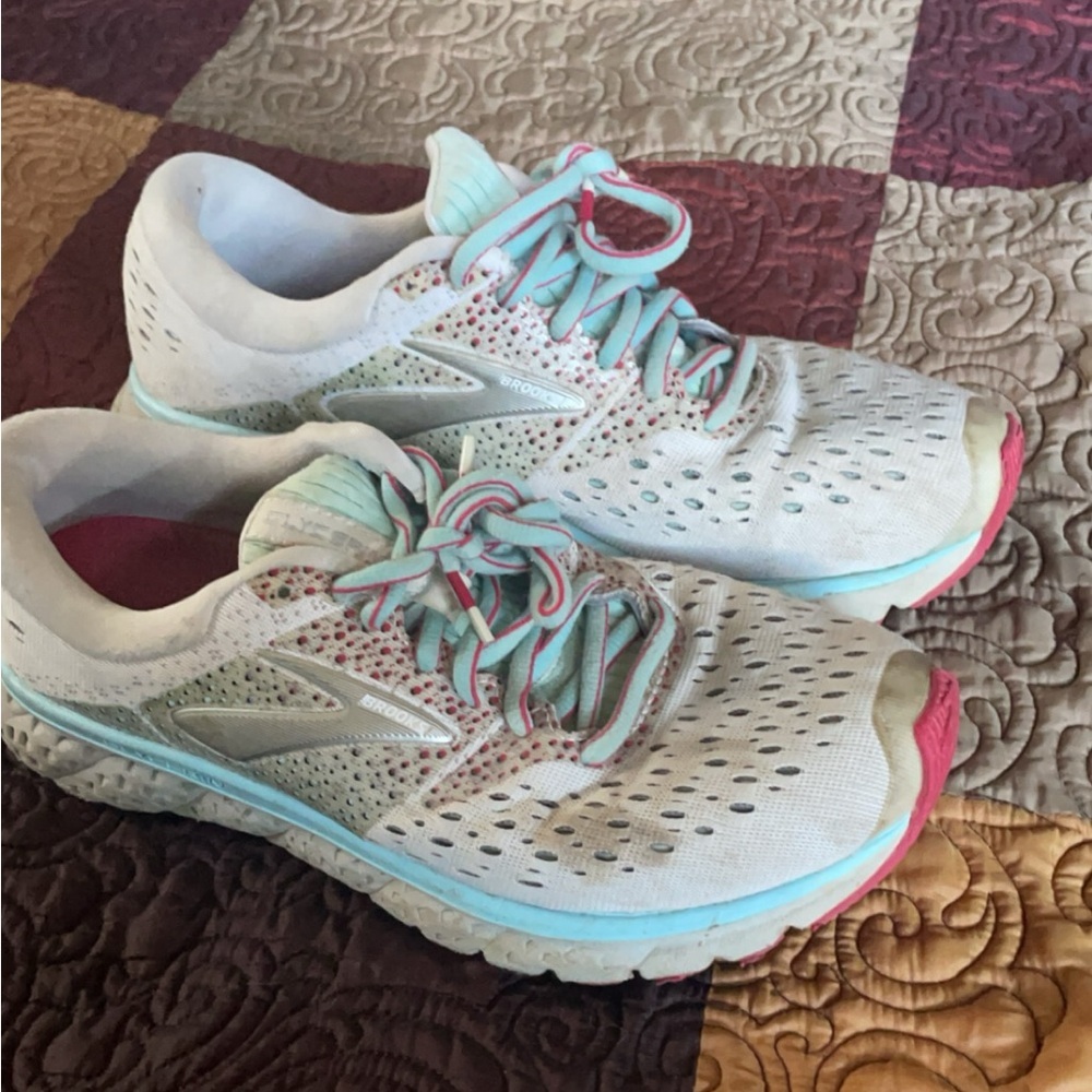 Brooks running shoes. Super comfortable! Size‎ 8